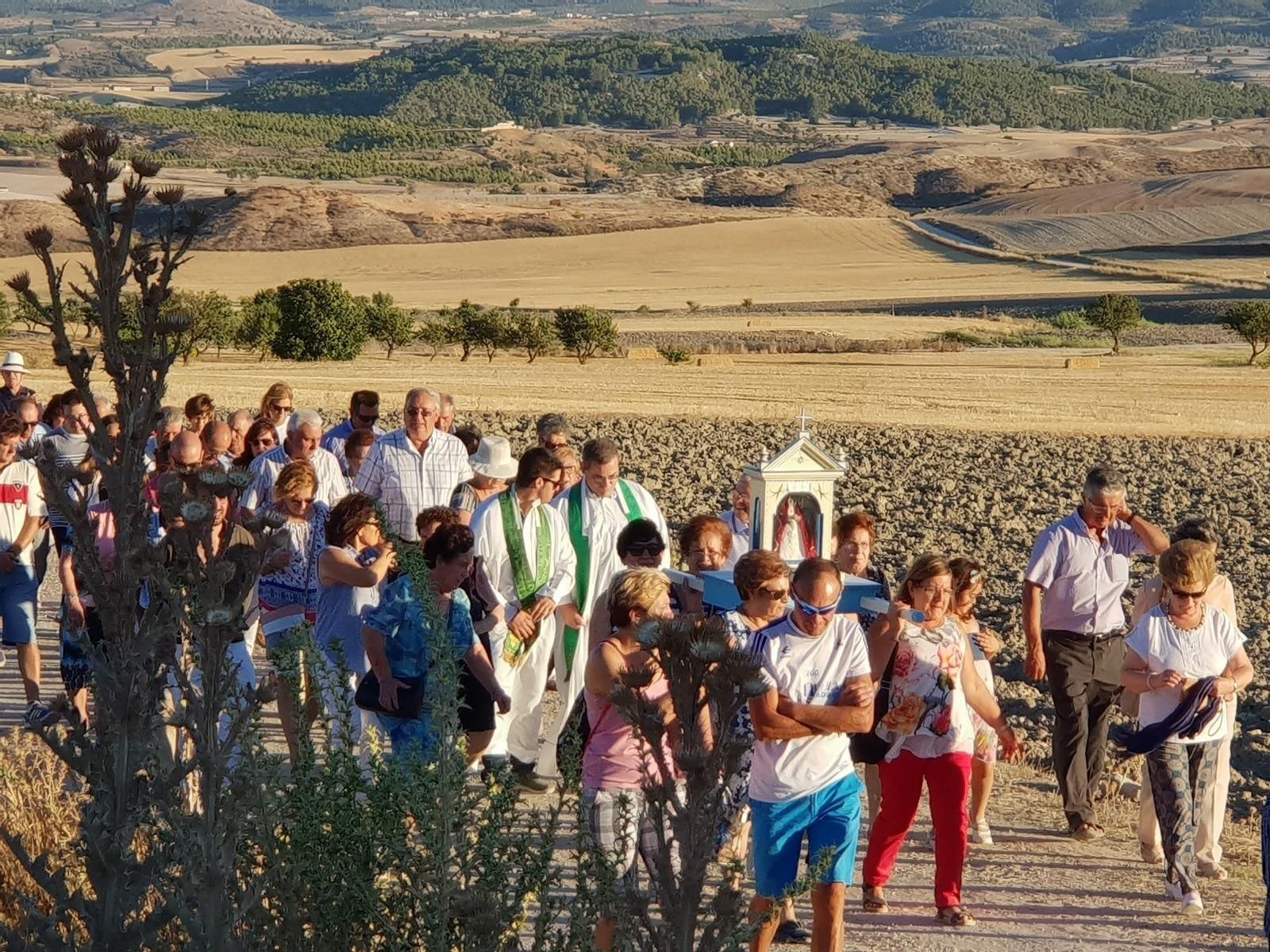Peregrinación al poblado en ruinas de Derde para visitar la nueva ermita