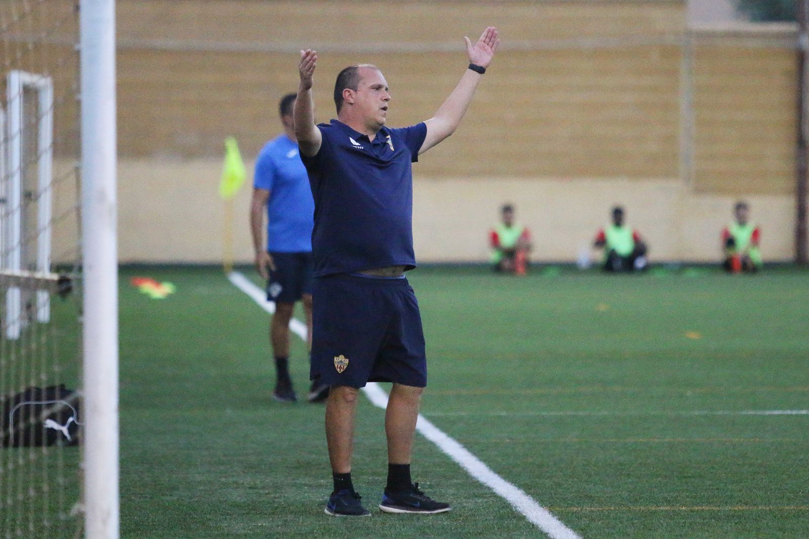 Alberto Lasarte gesticula en un partido estival