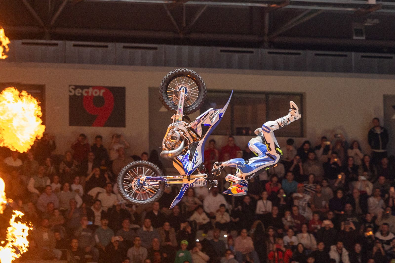 En imágenes: el Olivo Arena vibra con piruetas y motor en estado puro en el Soloflow Freestyle (1)