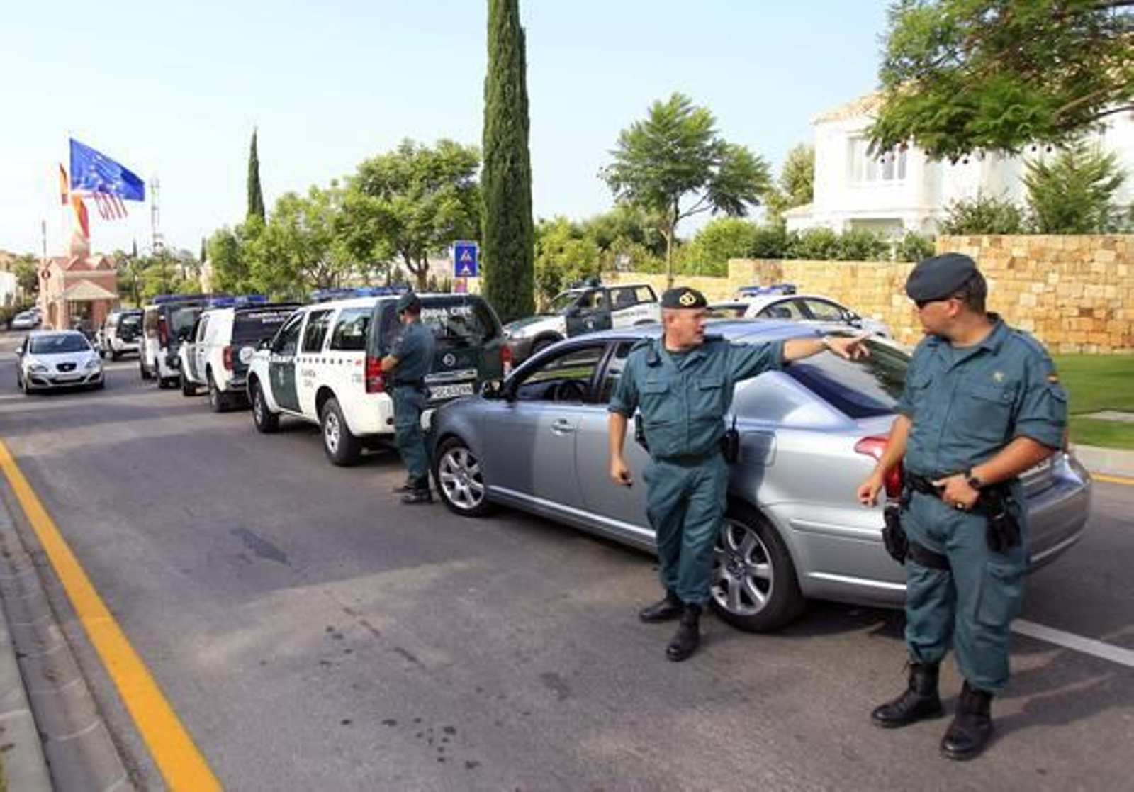 Michelle Obama y su hija pequeña Sasha ya descansan en la Costa del Sol./ SERGIO CAMACHO