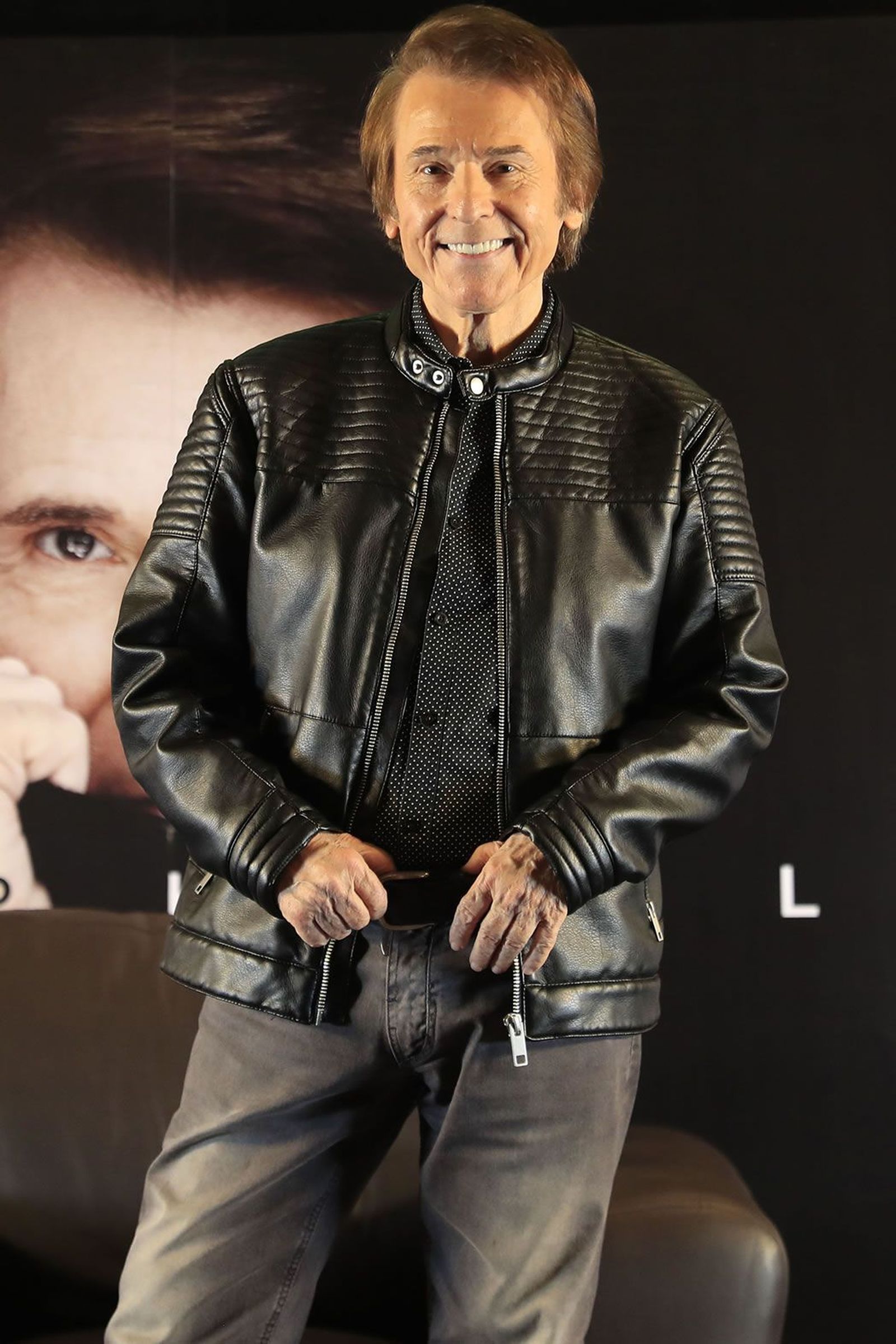 Raphael continúa alegrando la vida a sus fans y hoy llega hasta Roquetas.