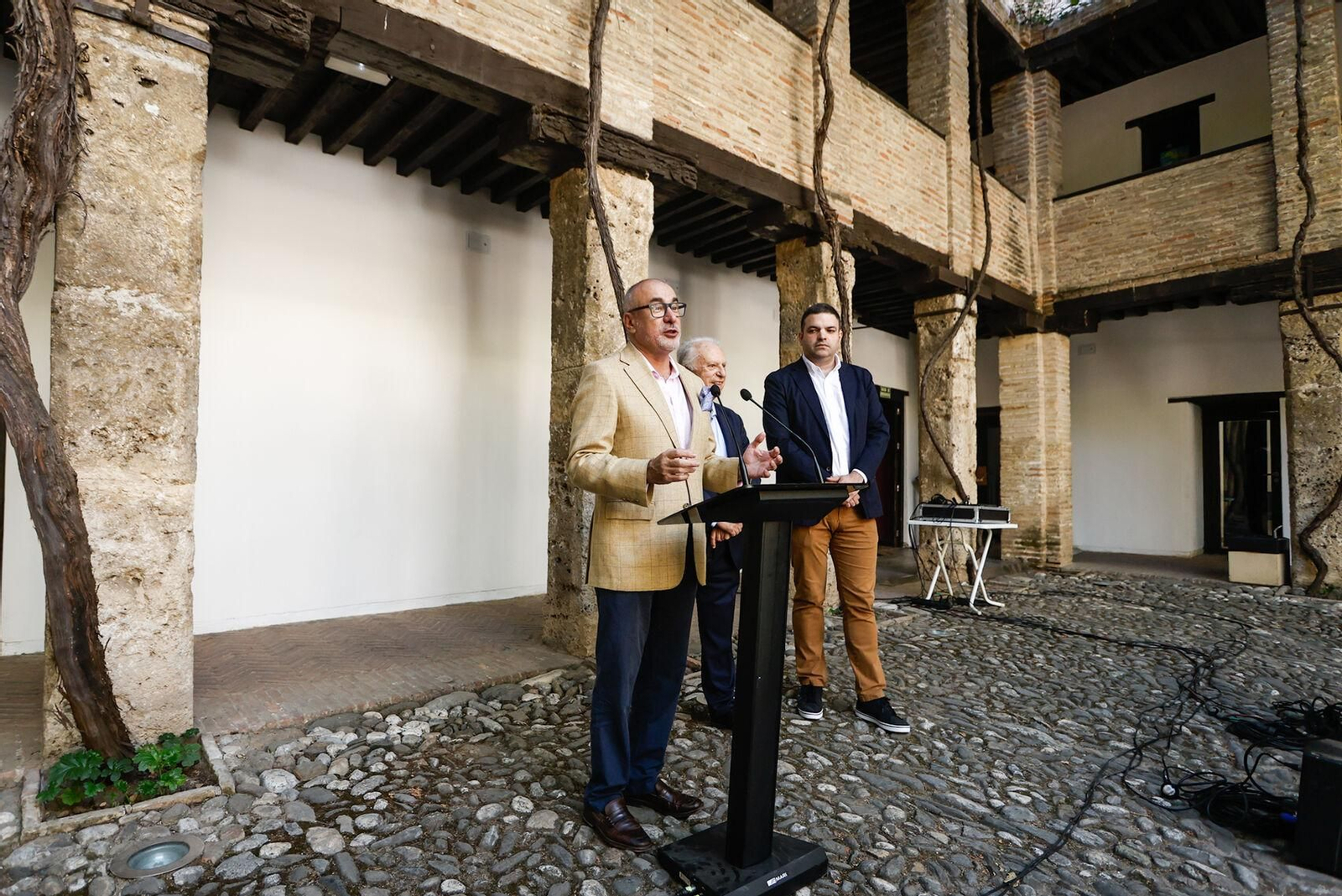 El director del Patronato de la Alhambra, Rodrigo Ruiz-Jiménez, interviene en la presentación del Memorial Ángel Barrios