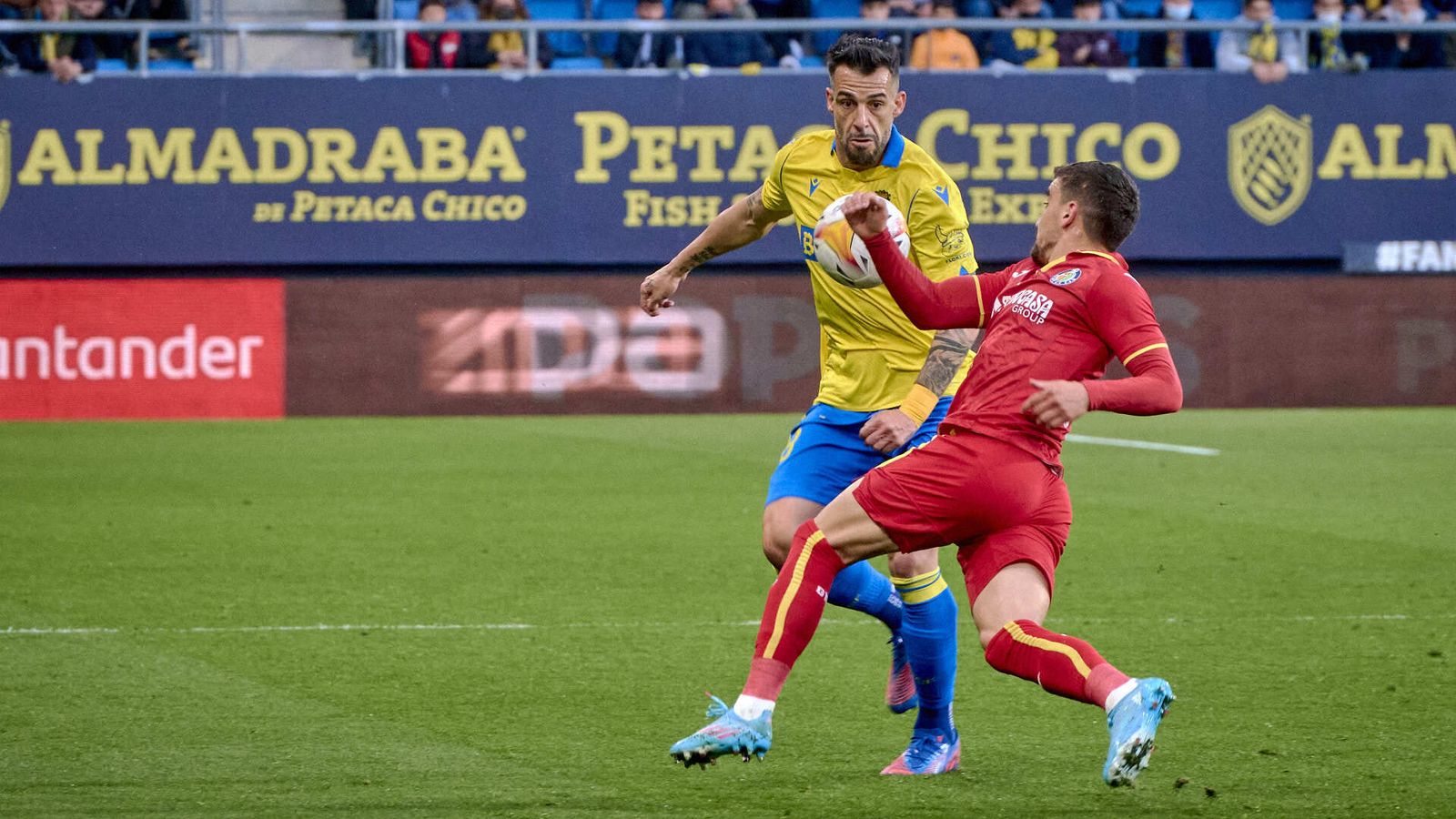 Partido de fútbol entre el Cádiz CF y el Getafe CF.