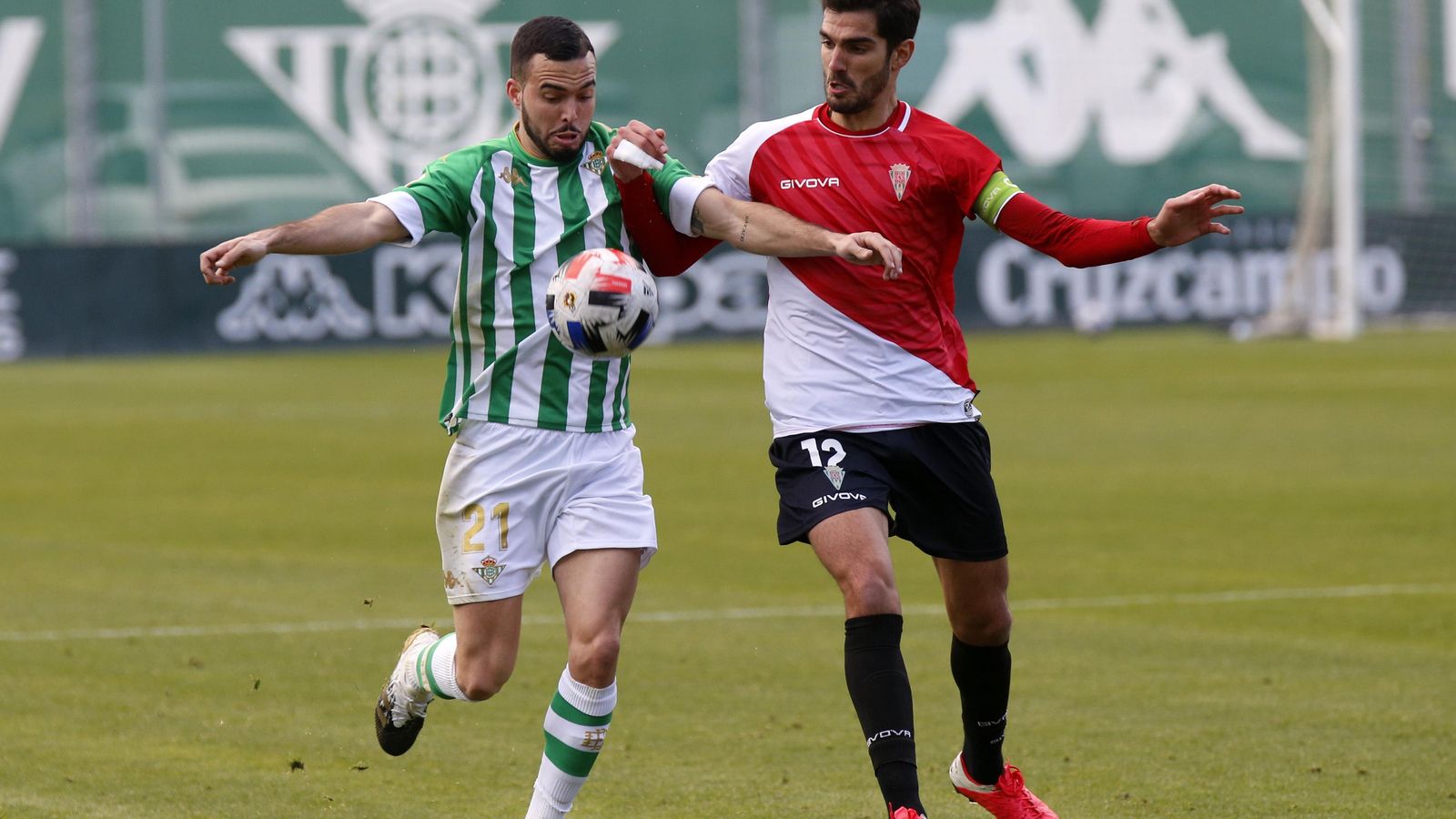 Bernardo intenta frenar a Callejón.