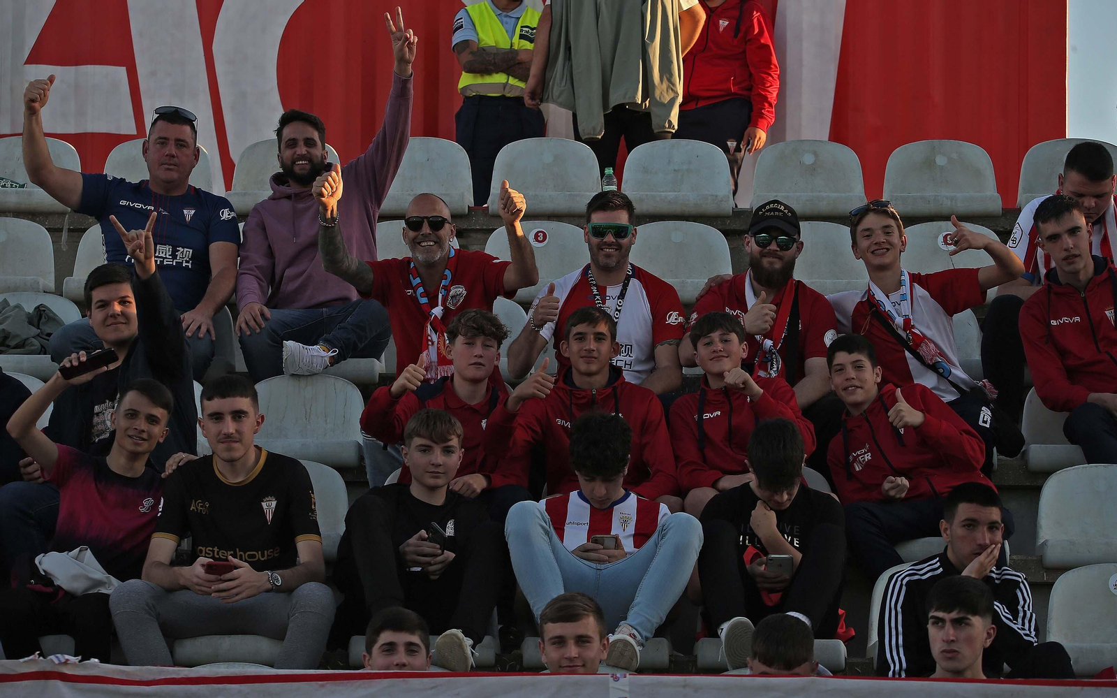 Fotos de la afición durante el Algeciras - Córdoba en el Nuevo Mirador