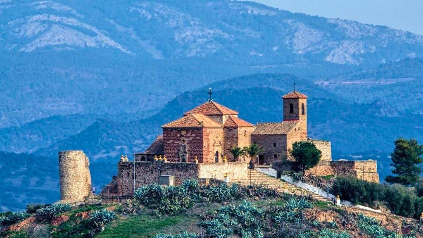 Es un gran desconocido dentro del mapa de fortalezas jiennenses pero aguarda una curiosidad: el castillo ahora es una ermita.