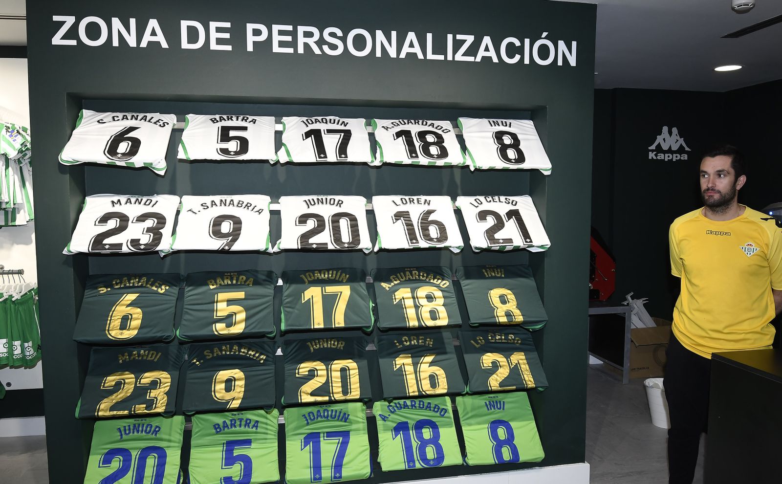 Imagen de la tienda de Kappa en la calle Sierpes el día de su inauguración.