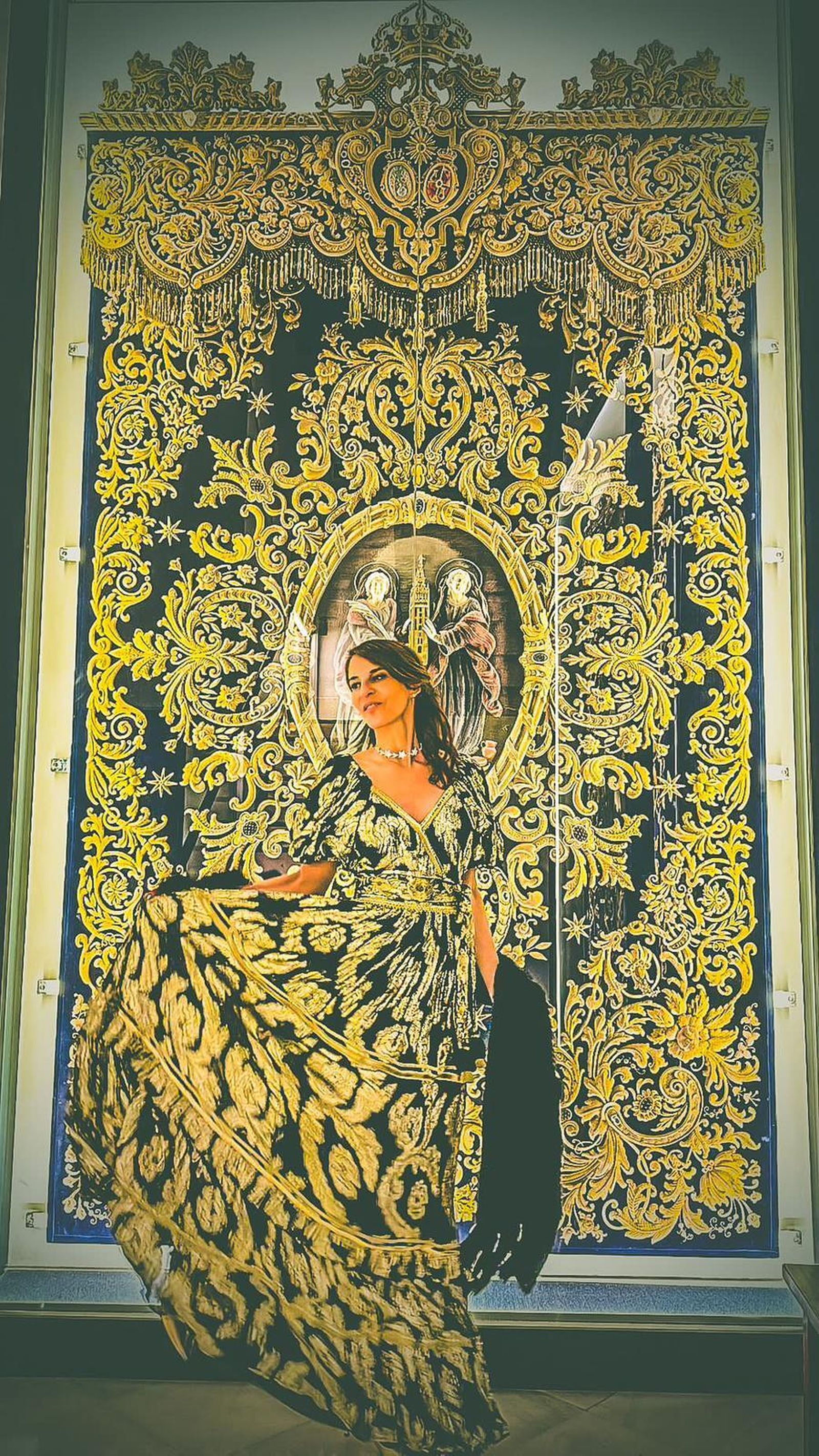 La similitud entre el vestido y el techo de palio de la Virgen