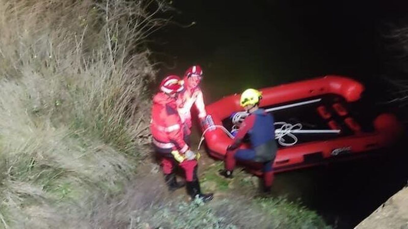 Los bomberos, durante su intervención.