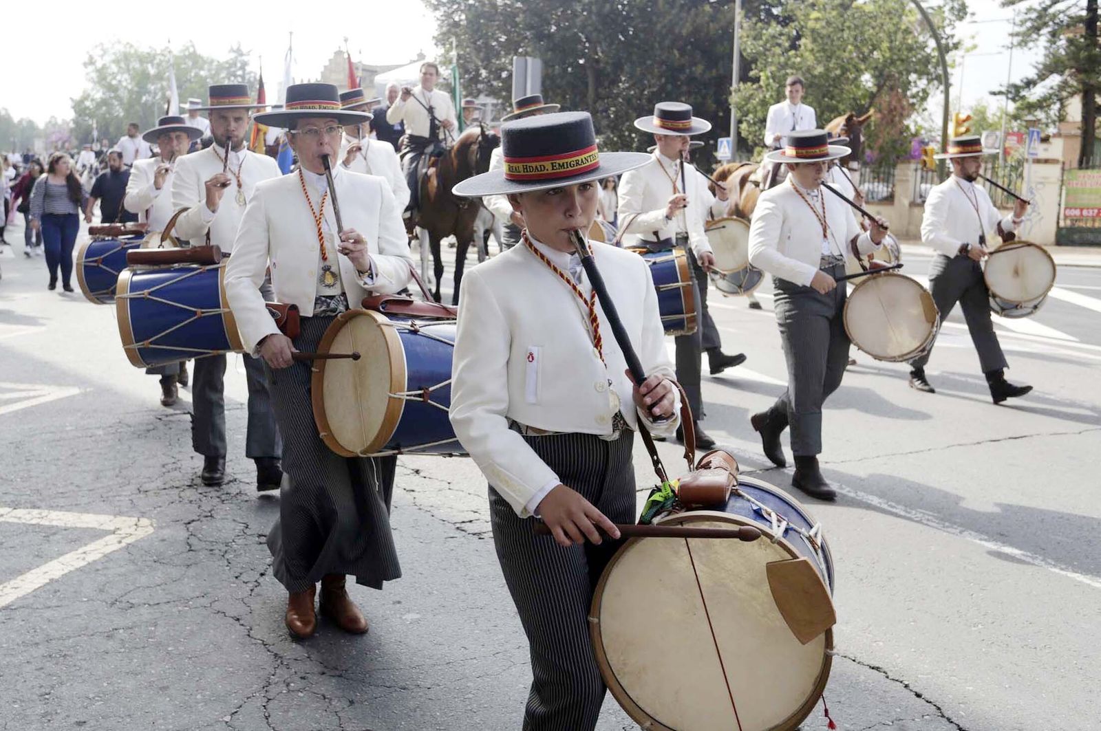 El Rocío 2023: Imágenes de la Hermandad de Emigrantes en su salida de Huelva