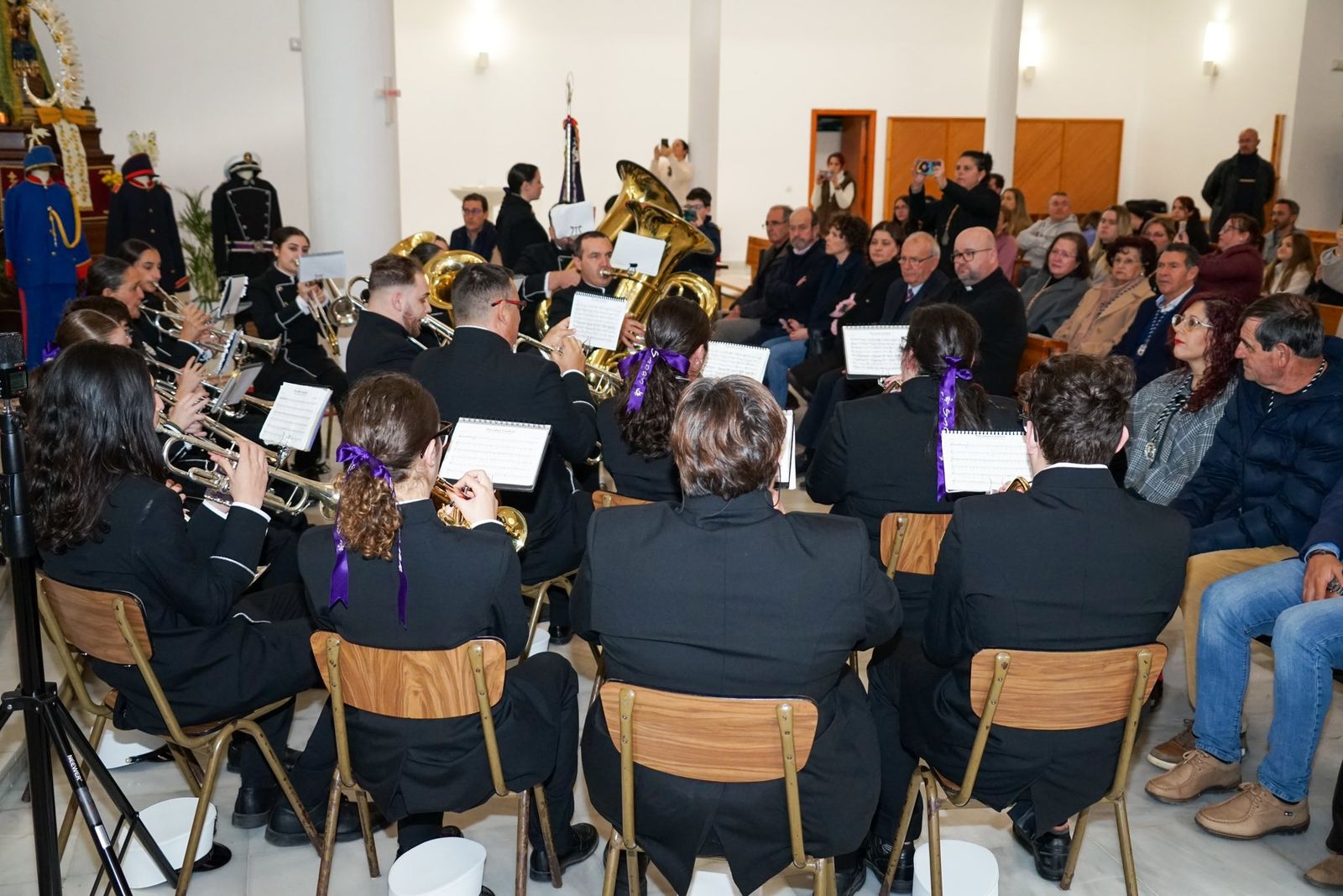 La AM de Las Angustias de Vícar viste de gala su música con un nuevo uniforme