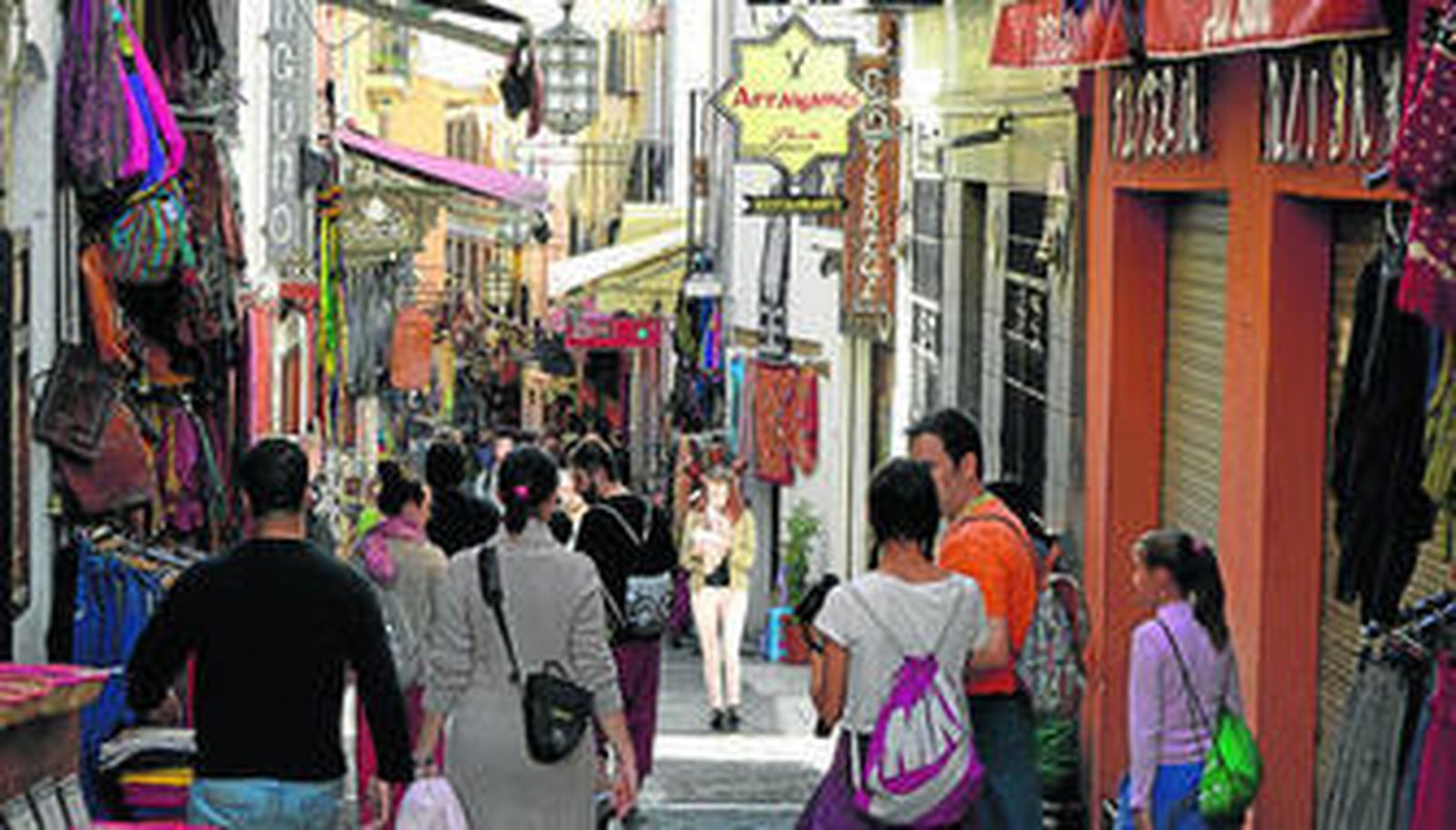 La guía, editada por el Ayuntamiento, pretende ser de utilidad a toda la población.