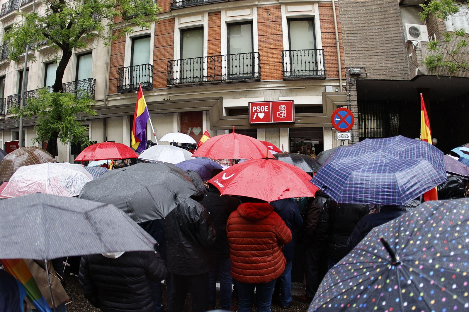 Las imágenes del Comité del PSOE en Madrid y las manifestaciones en favor de Sánchez