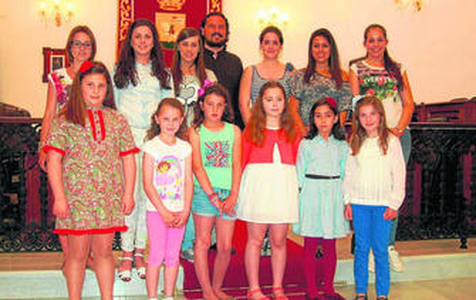 Las candidatas a ser designadas como Asidonense Mayor Infantil y Juvenil posan junto al alcalde de Medina.