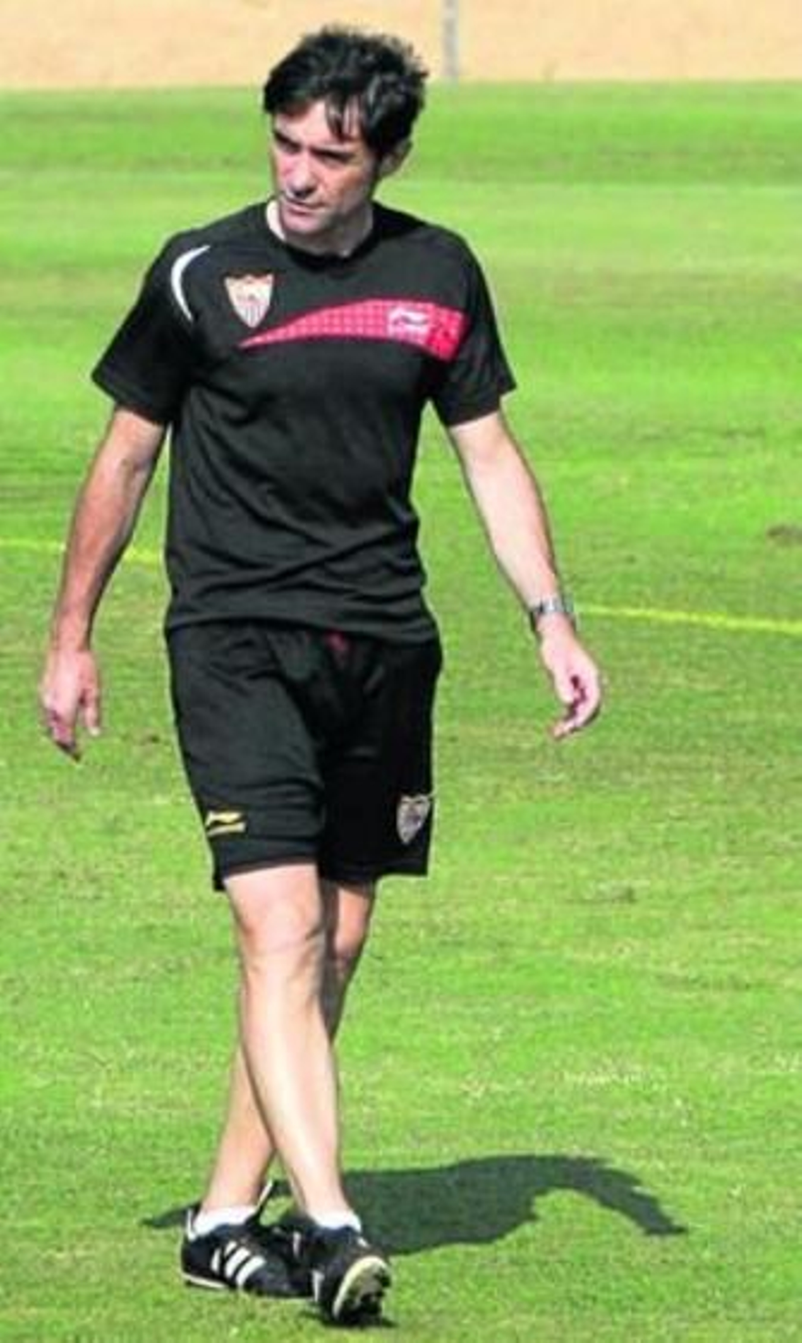 Marcelino, con rostro serio, ayer en el entrenamiento del Sevilla.