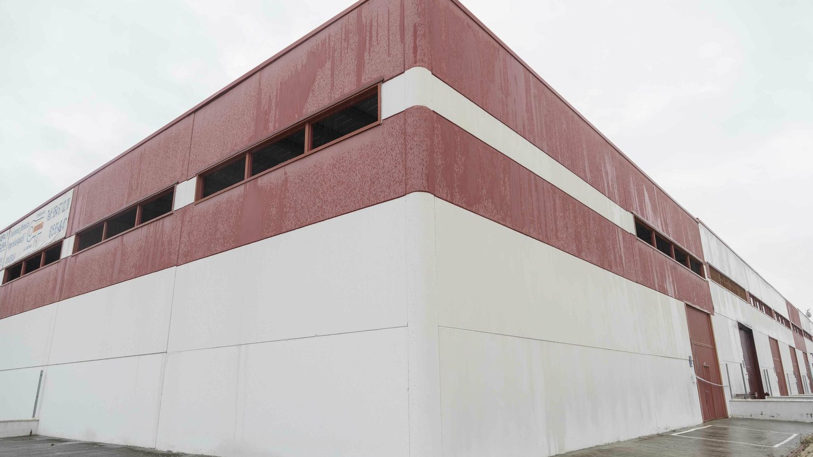 La nave en la que se hallaban los coches sustraídos.