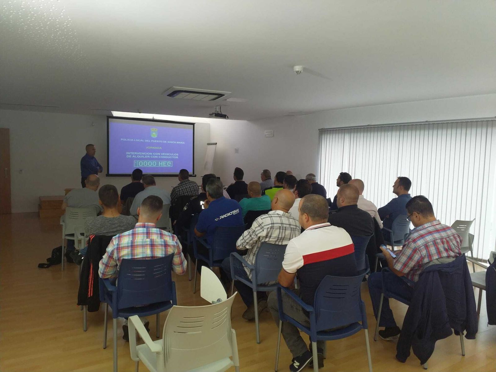 Los taxistas portuenses, en una reciente charla con la Policía Local sobre la normativa de los VTC.