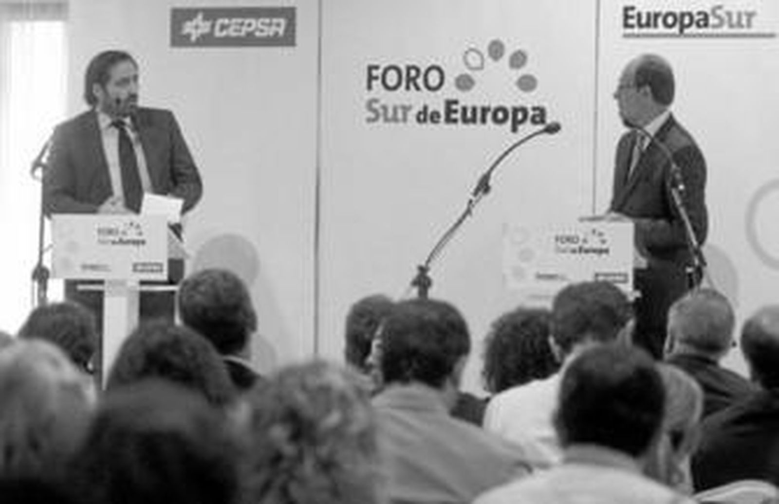 El director de 'Europa Sur', Alberto Grimaldi, traslada una de las preguntas del público al consejero de Medio Ambiente, José Juan Díaz Trillo.