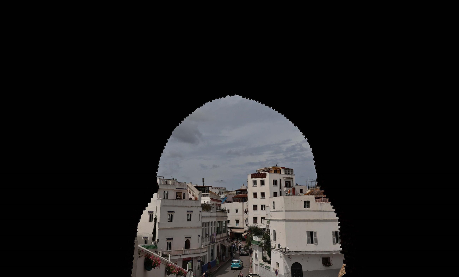 La kasbah se asoma al mar desde lo alto, como quien vigila o como quien sueña.