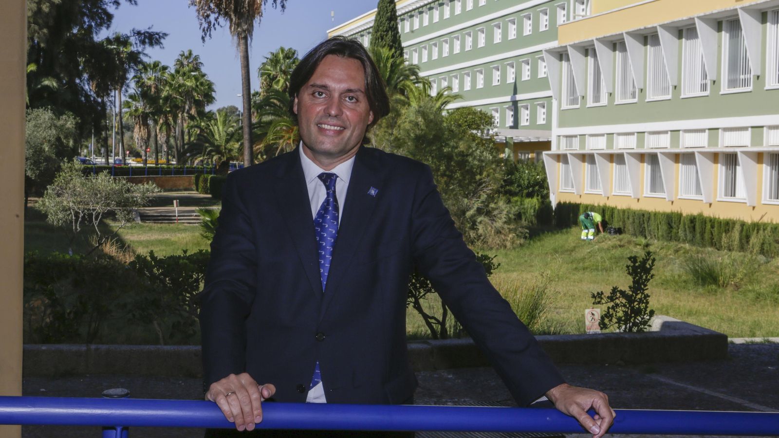 Francisco Oliva en el campus de la Pablo de Olavide.