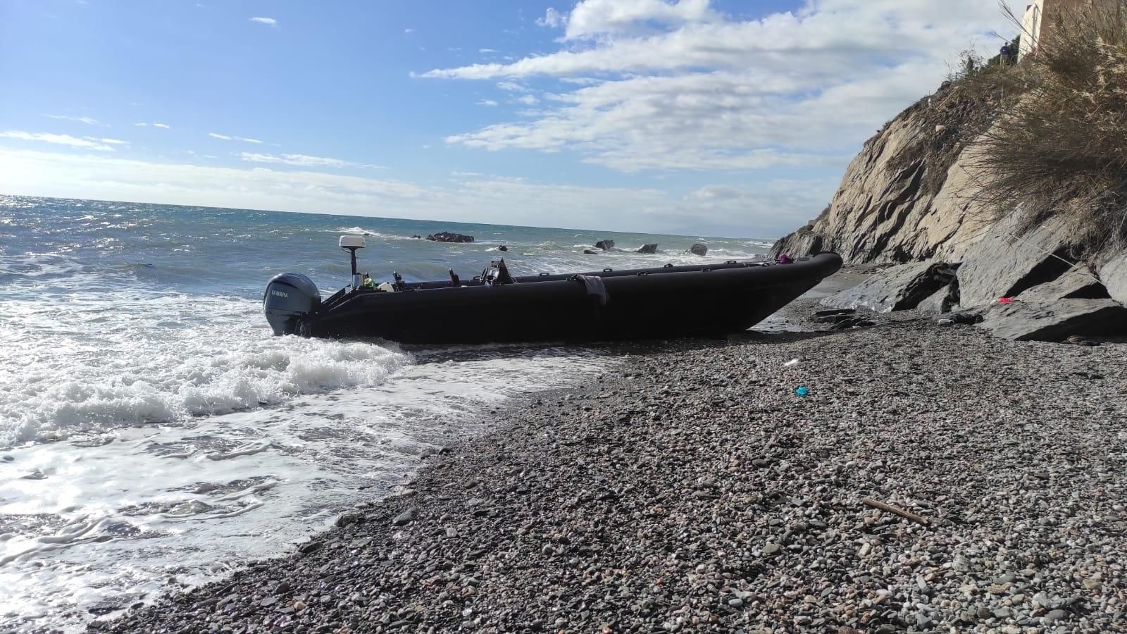 Una de las embarcaciones que llegaron a la costa nijareña