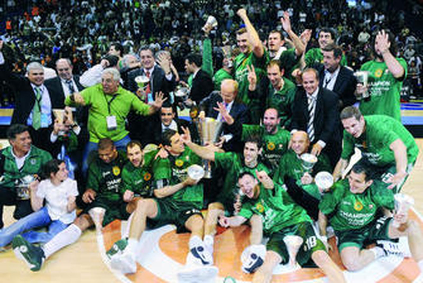 Los jugadores y técnicos del Panathinaikos celebran en la pista la consecución de la Euroliga.