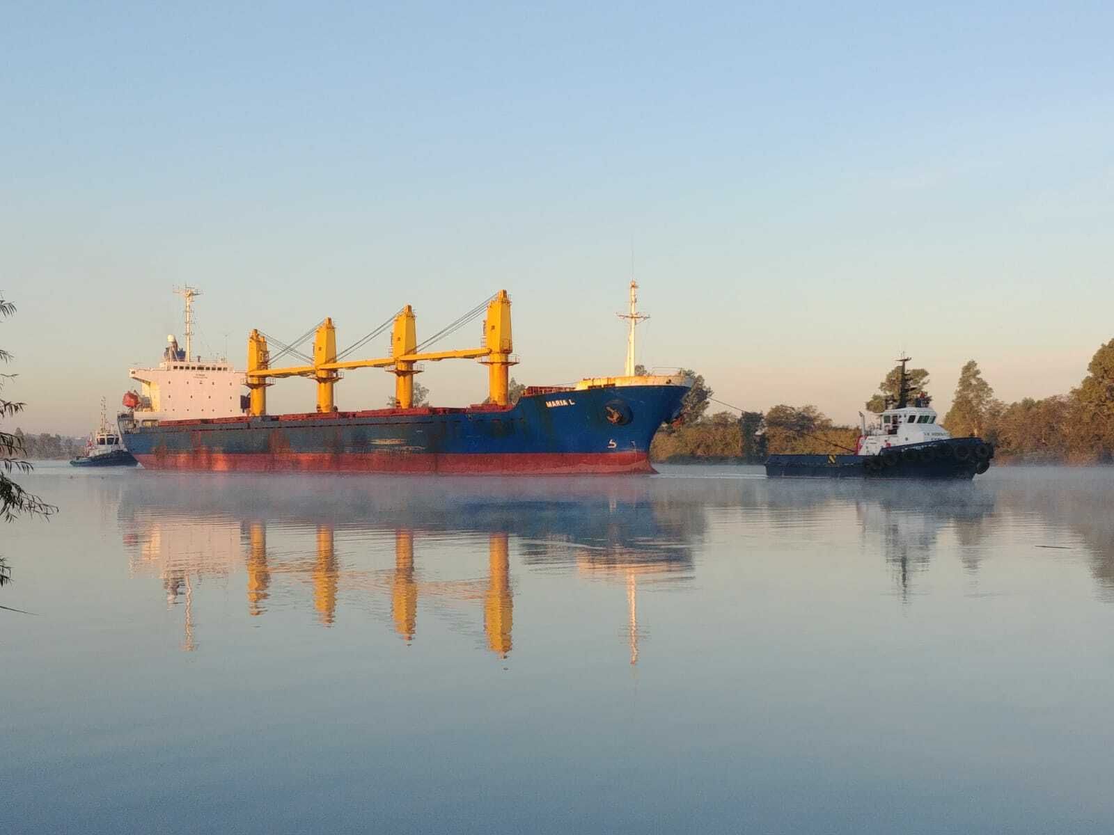 El buque ‘Maria L’ en dirección a Sevilla por el estuario del Guadalquivir.