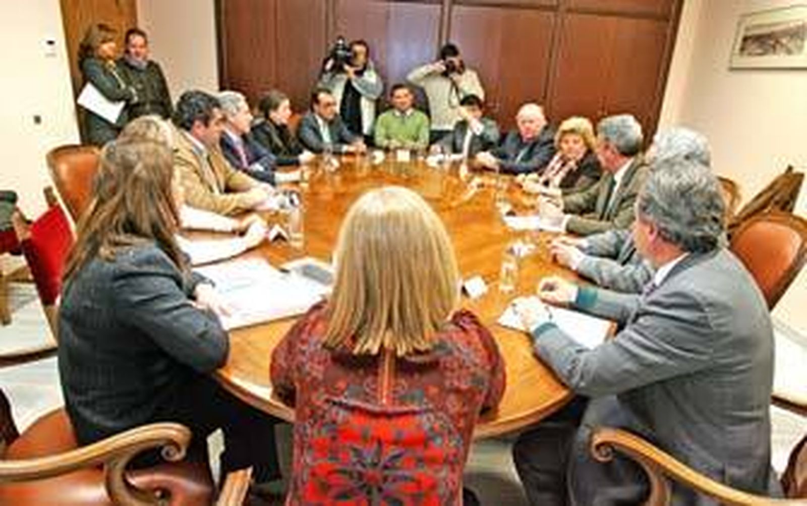 Un momento de la reunión de ayer del jurado que concede el premio Caballo de Oro./Pascual
