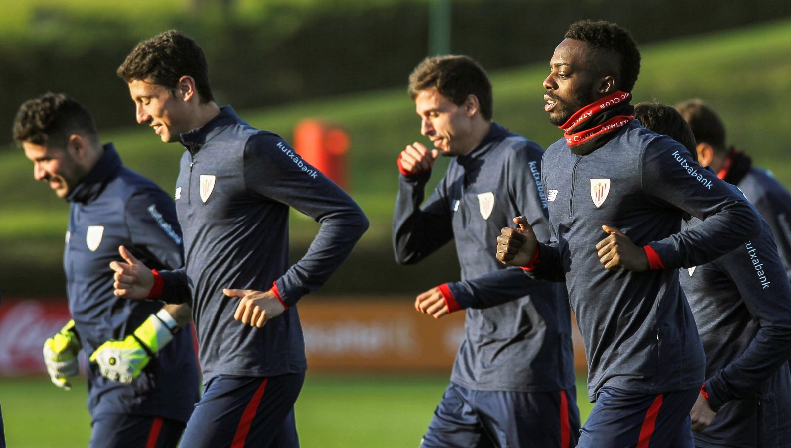 El delantero del Athletic Williams realiza carrera continua junto a Iturraspe.