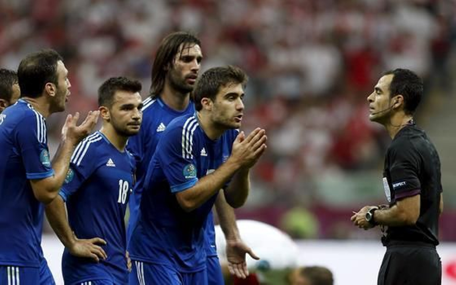 Polonia y Grecia empatan 1-1 en un interesante partido inaugural con dos expulsados, polémica y un penalti fallado.

Foto: EFE