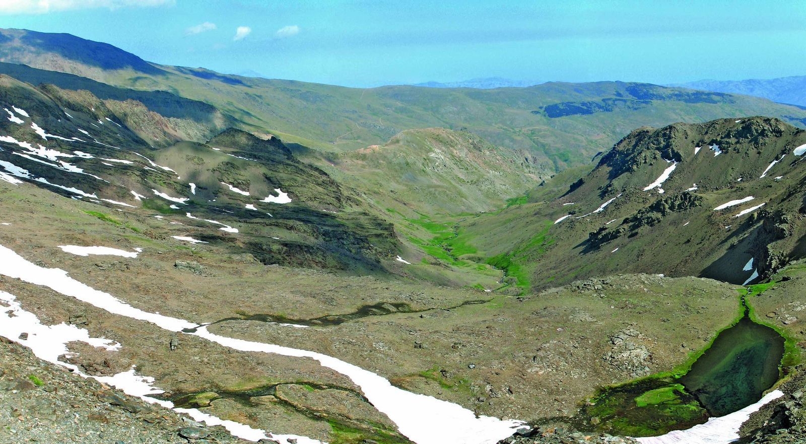 Una panorámica de un valle de Sierra Nevada