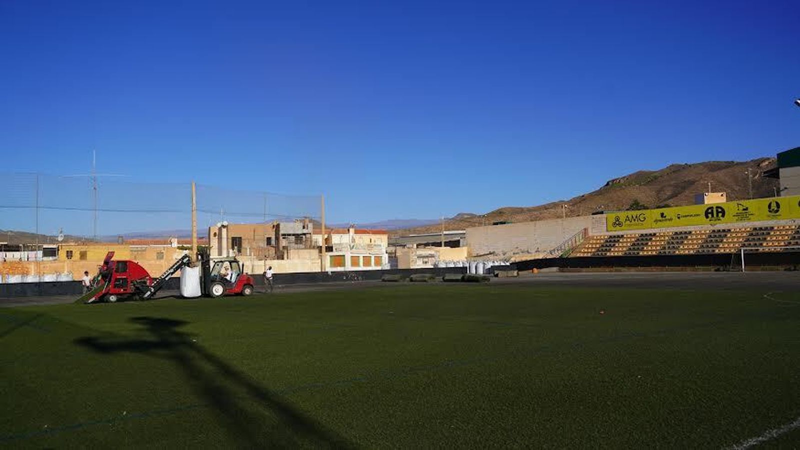 El campo de fútbol ‘Salva Sevilla’, de Berja  cambia  su moqueta