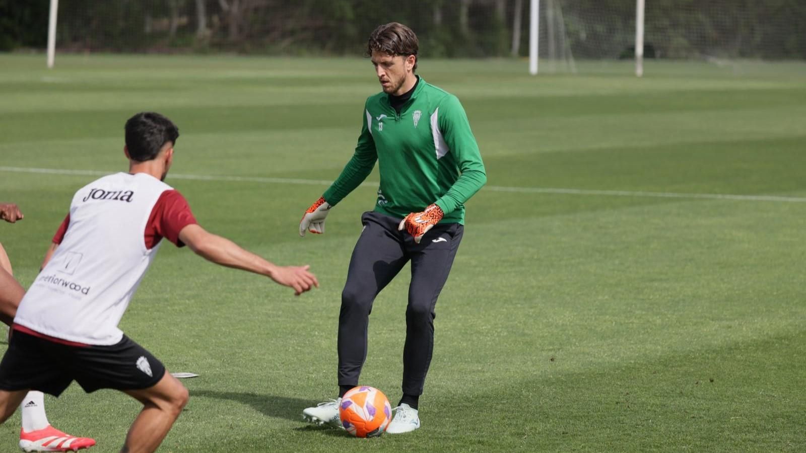 Carlos Marín toca el balón en un entrenamiento del Córdoba CF.