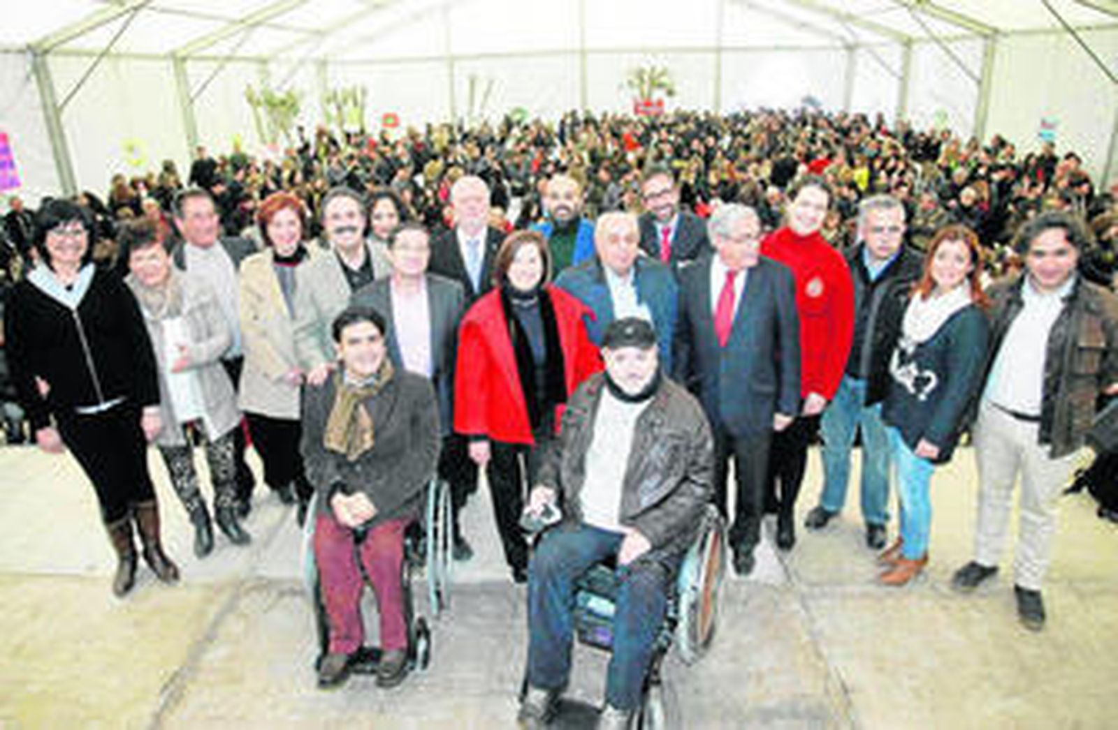 Responsables de las asociaciones de personas con discapacidad junto a dirigentes políticos en el escenario del encuentro 'Por el Emplemo de las Personas con Discapacidad'.