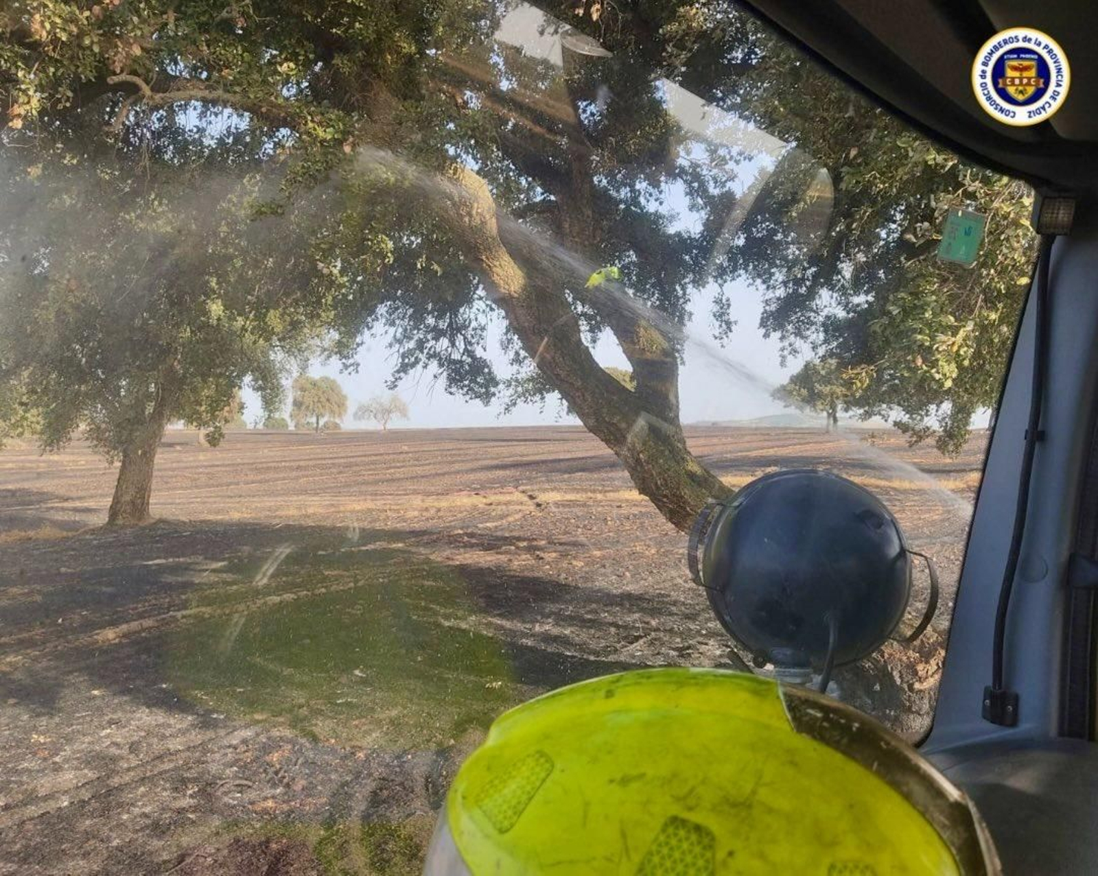 Uno de los efectivos de bomberos de Jerez durante las tareas de extinción en el incendio registrado en un paraje de La Barca de la Florida