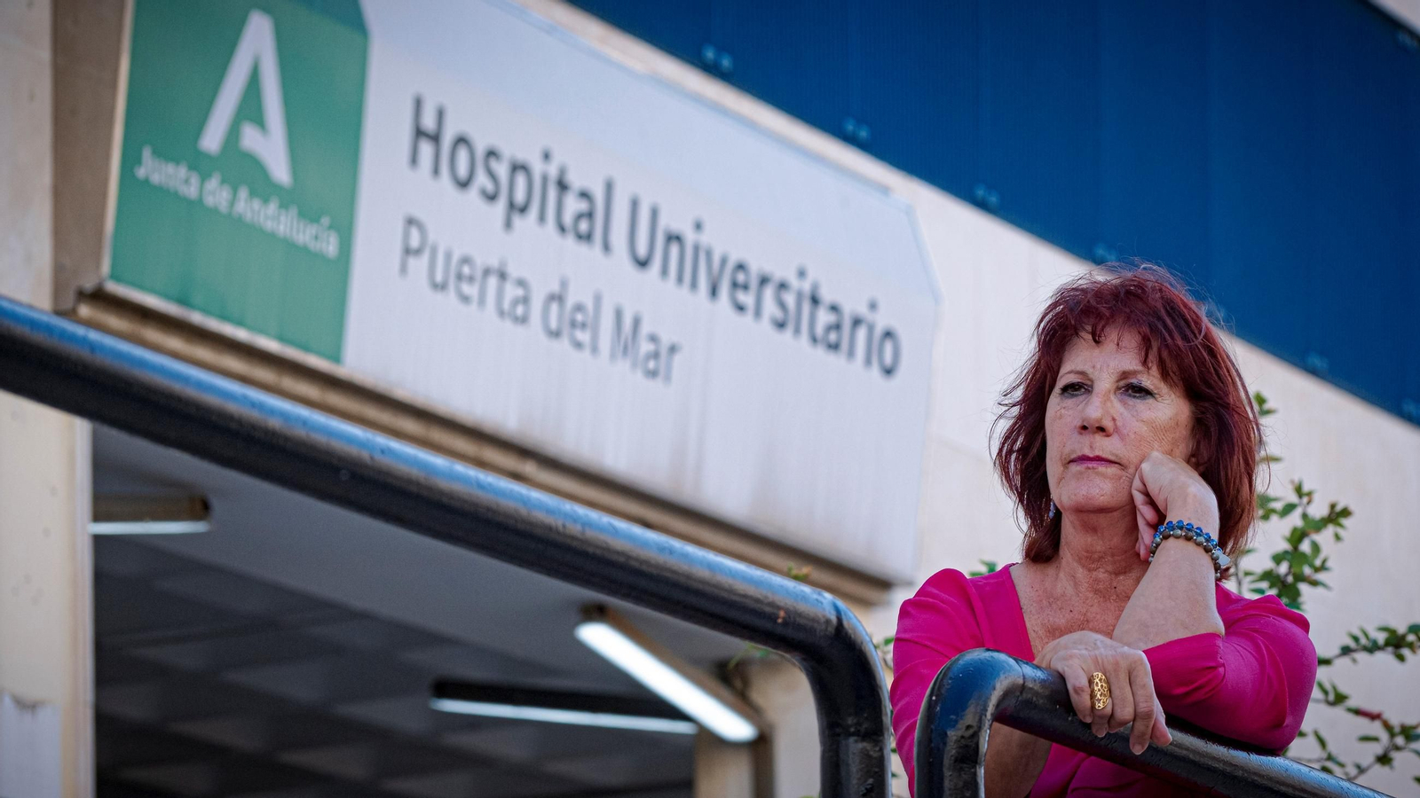Carmen Vega, ayer en los accesos del hospital Puerta del Mar de Cádiz