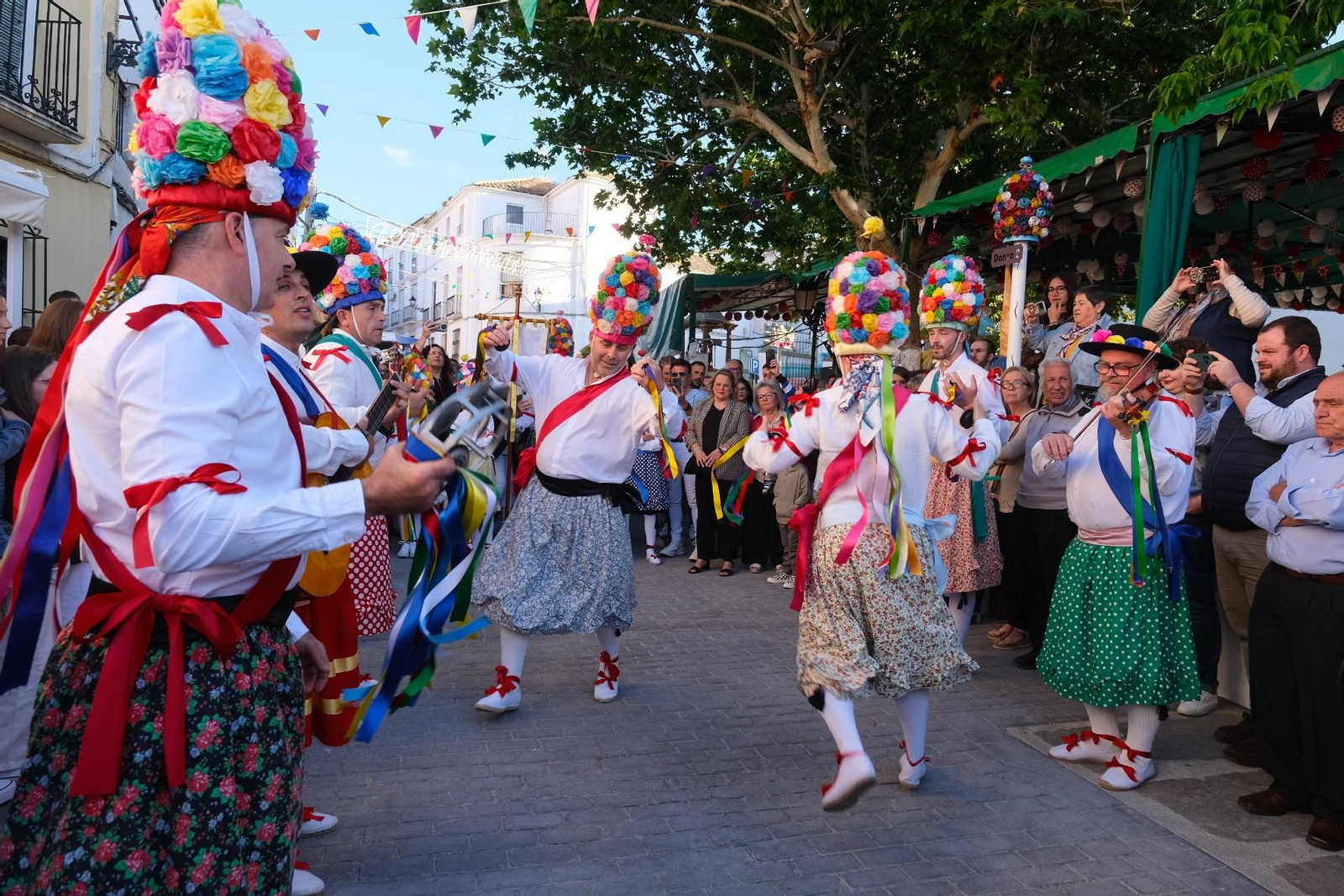 Las ancestrales danzas de San Isidro en Fuente-Tójar, en imágenes