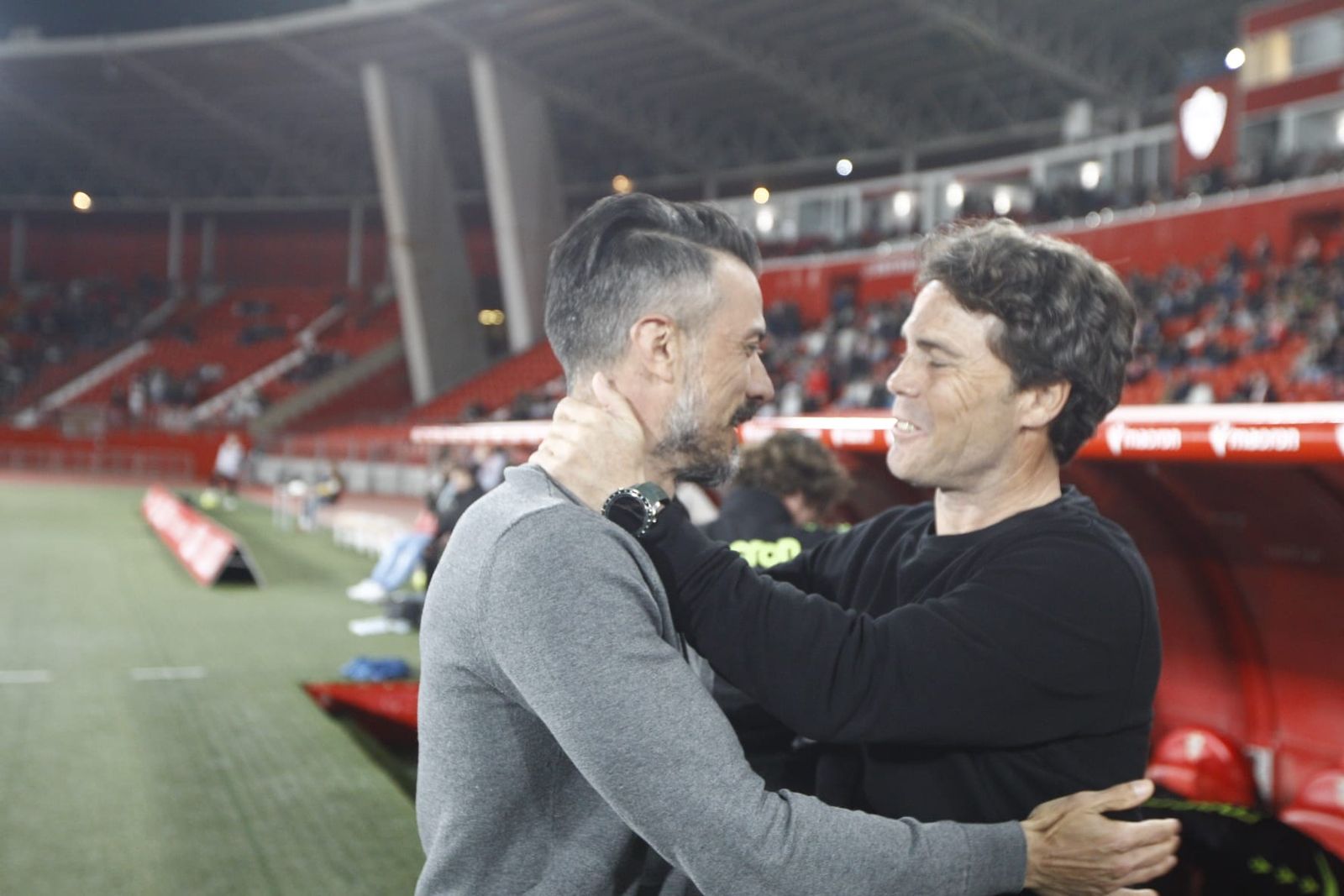 Rubi y Rubén de la Barrera se saludan antes del comienzo del encuentro entre rojiblancos y leoneses.