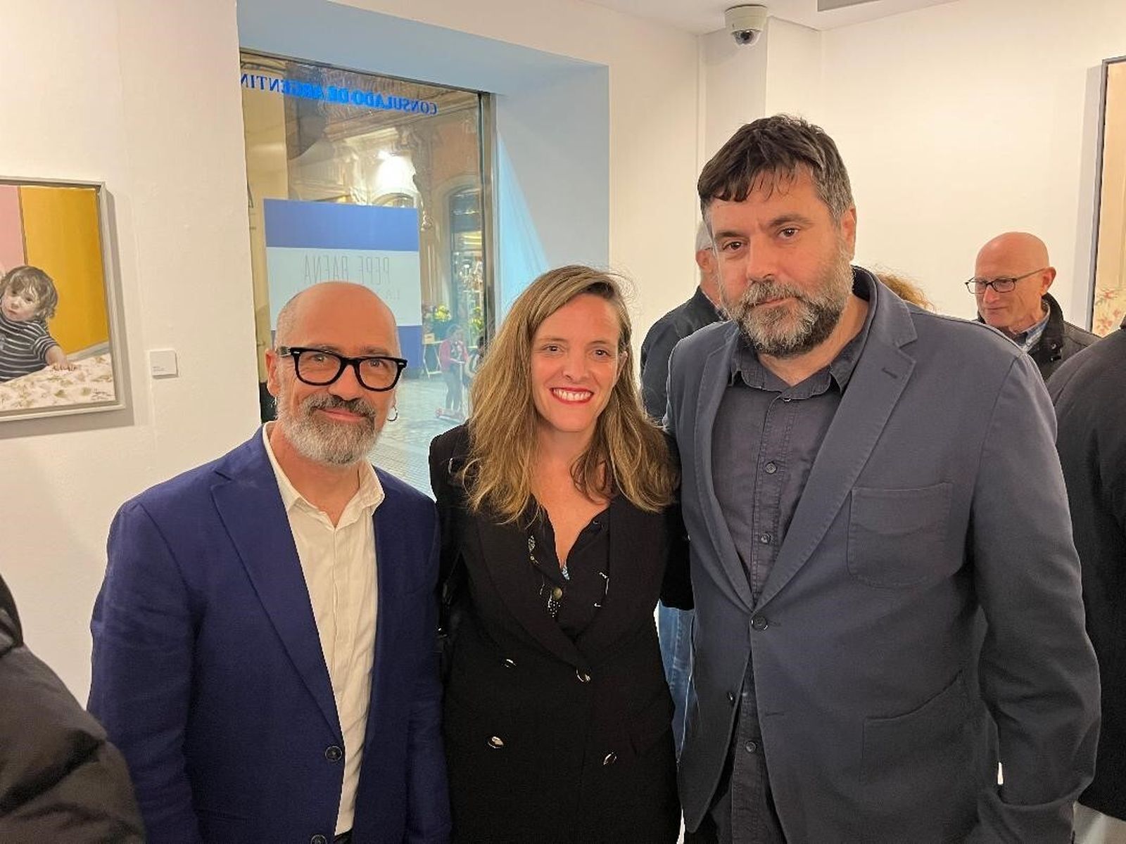 El pintor Pepe Baena con Paco Mármol y Maite González García-Negrotto, durante la inauguración de la exposición.