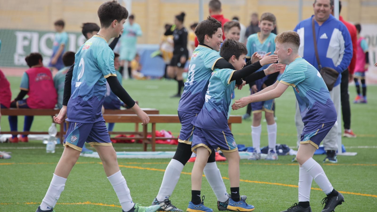 Varios niños celebran un gol durante un partido de la Copa Covap.
