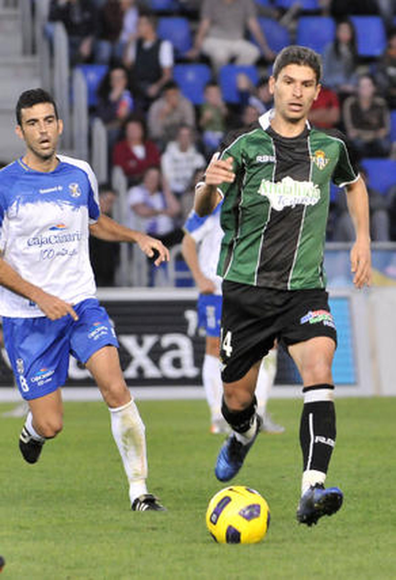 El Betis gana con claridad en su vista al Tenerife (0-3). / LOF