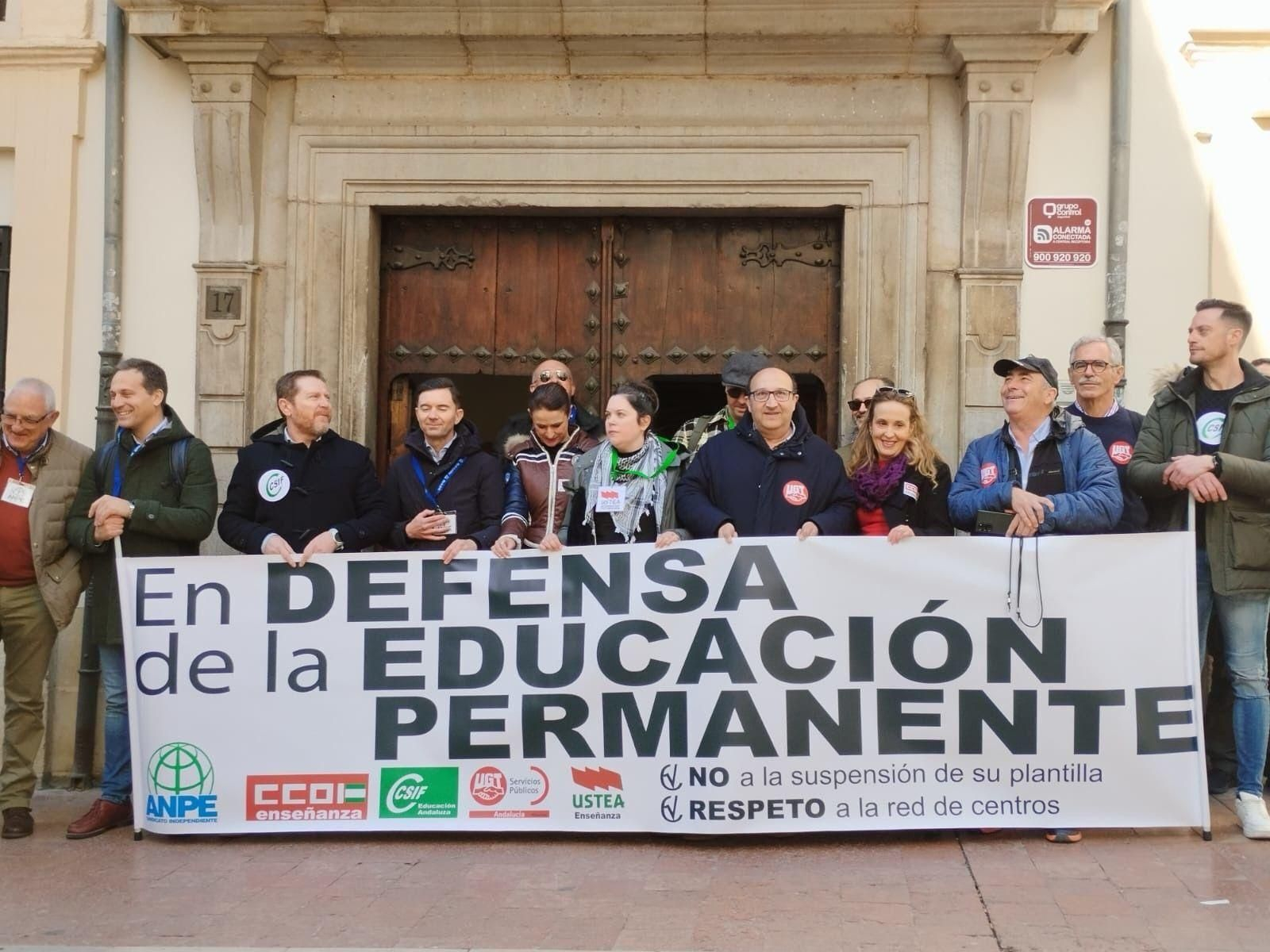 Concentración en defensa de los centros de educación permanente en Granada. Concentración en defensa de los centros de educación permanente en Granada.