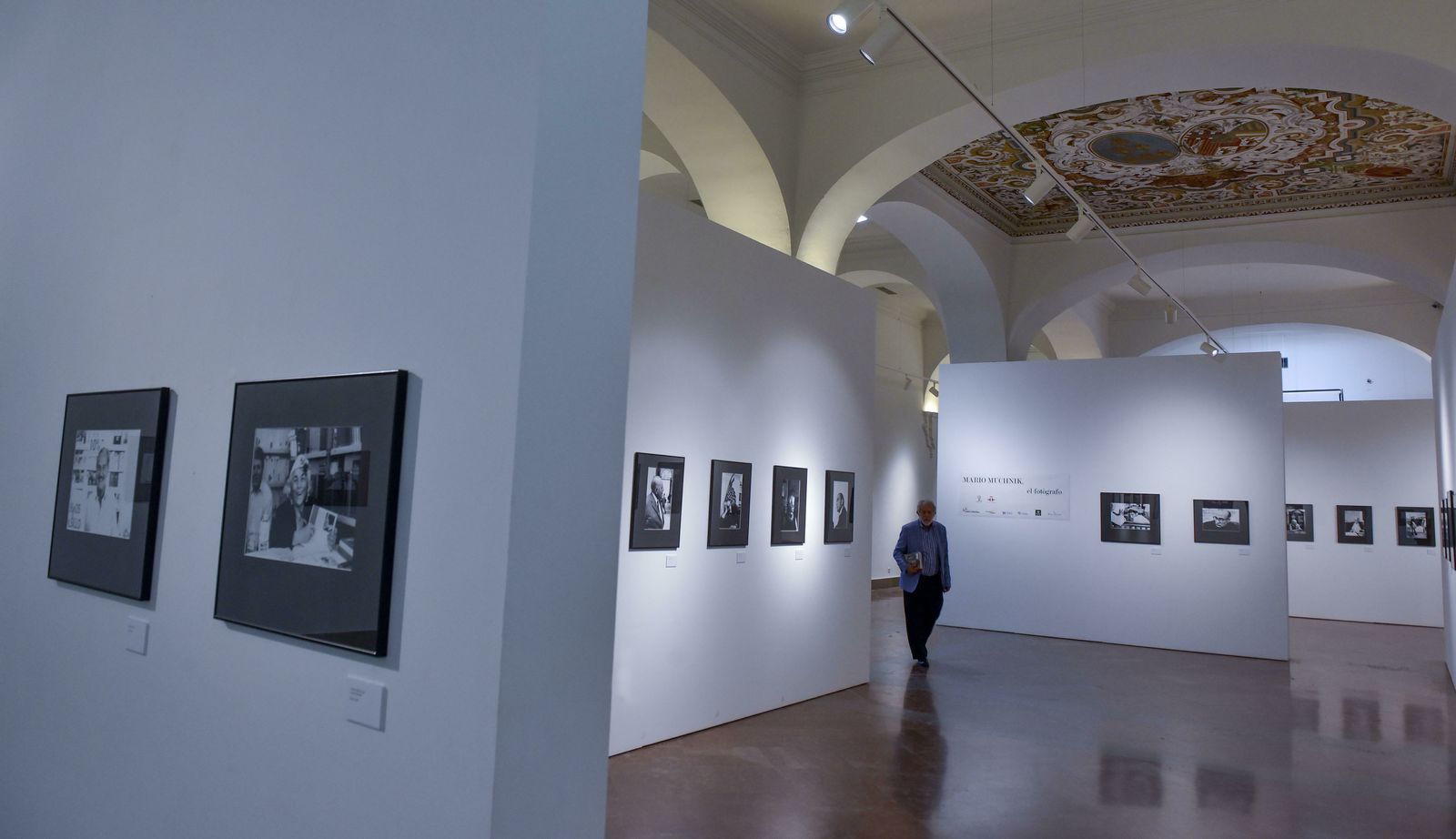 Vista de la sala del Real Alcázar de Sevilla que acoge la exposición fotográfica de Mario Muchnik.