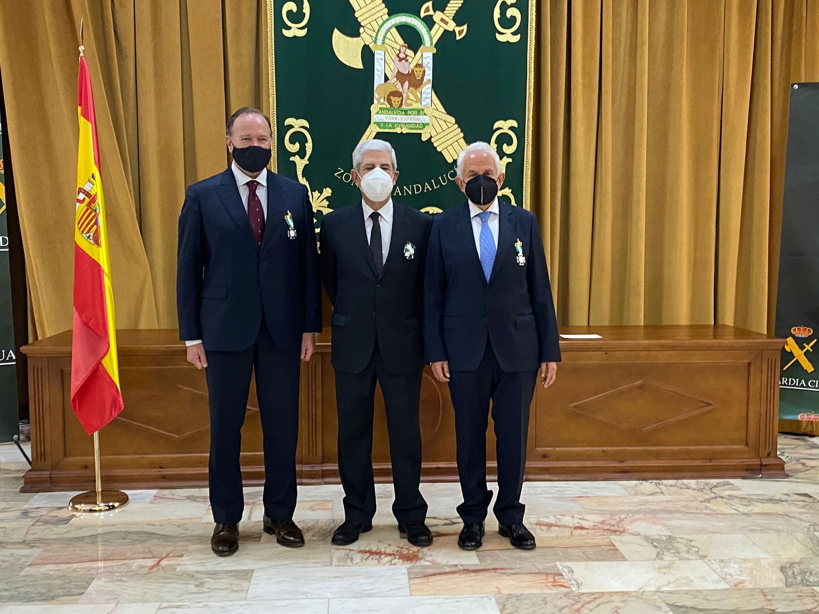 José Luis García-Palacios, Damián Álvarez y Antonio Pascual, tras recibir sus condecoraciones.