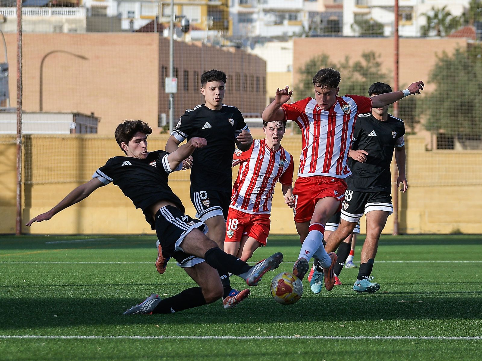 El montenegrino Viktor Lesjak avanza con el balón ante la entrada de un rival en un partido de esta temporada.