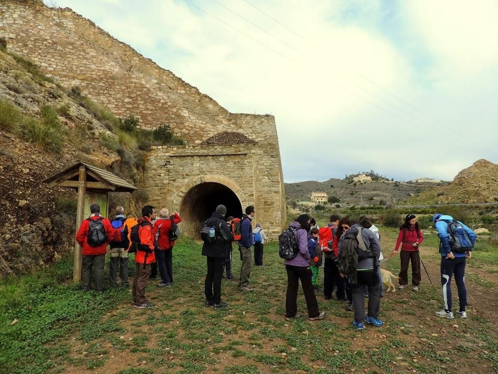 Hacer senderismo es una de las actividades que más éxito está teniendo en la provincia.