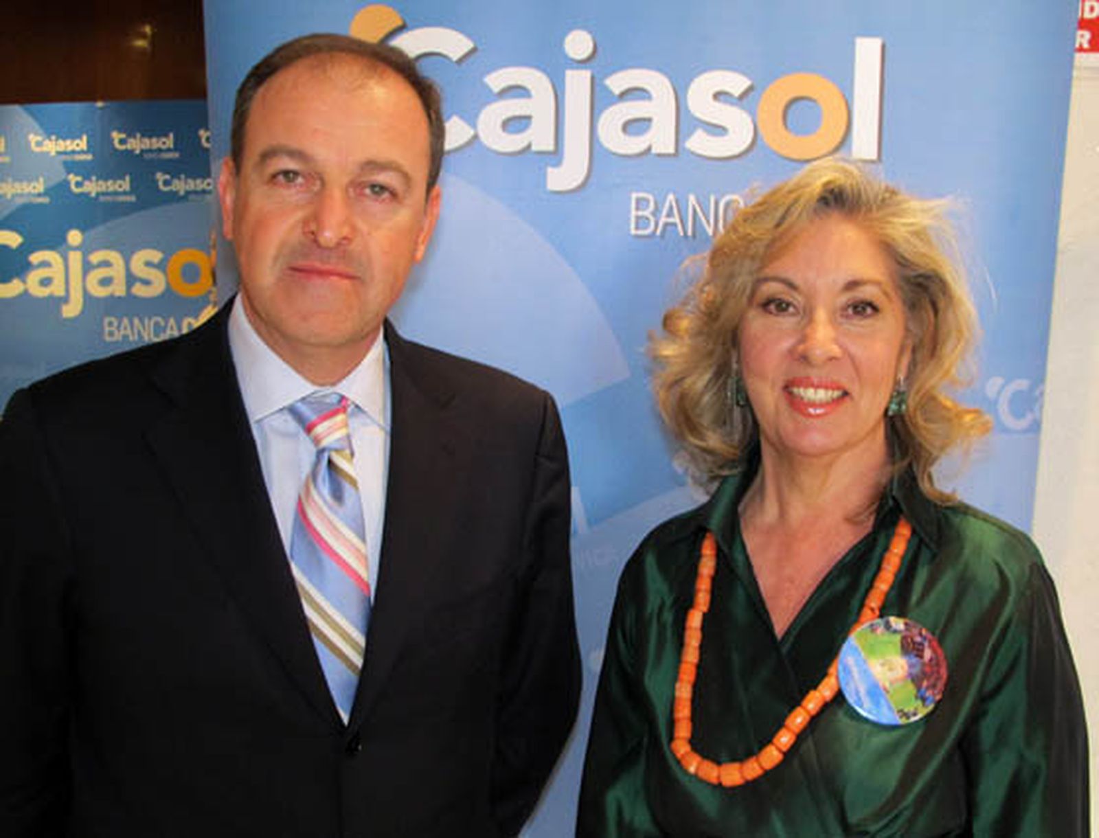 Alfonso López Masa, director gerente del Hotel Meliá Lebreros, y y María Gómez Galván, jefa de la Obra Social-Fundación Cajasol Banca Cívica.

Foto: Victoria Ramírez