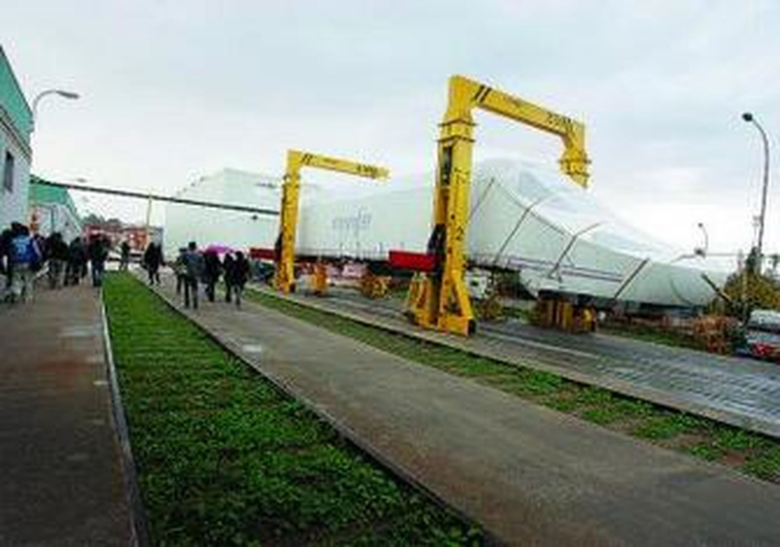 Una cabeza tractora de AVE S-130 en Los Prados.