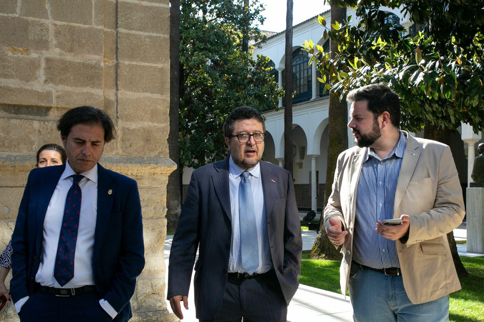 Los diputados de Vox Benito Morillo y Francisco Serrano, con un colaborador del grupo parlamentario.