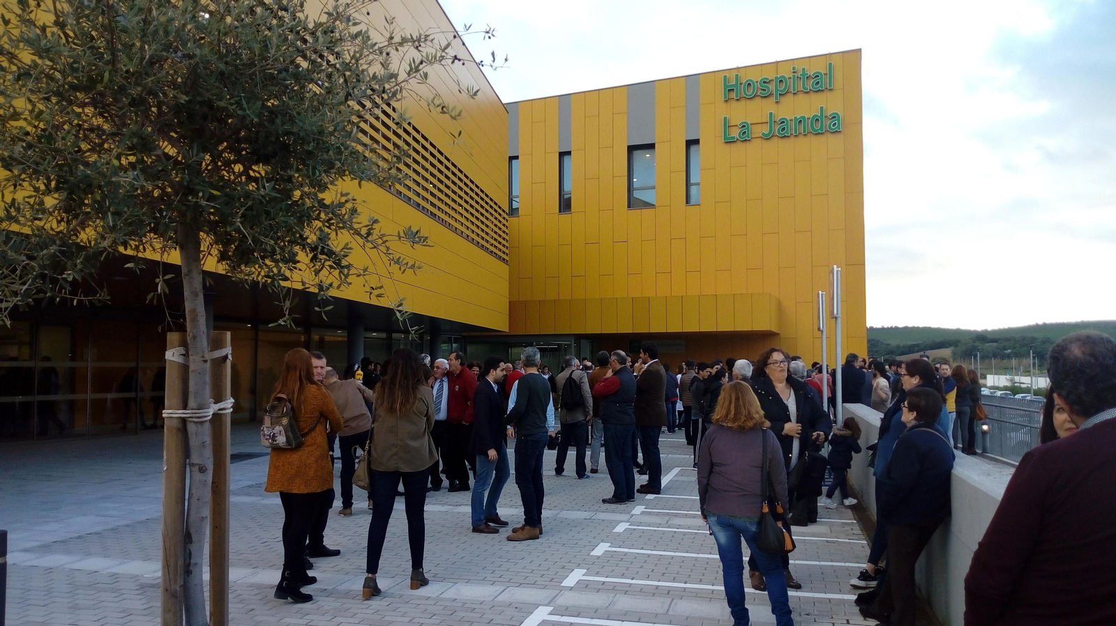 Varios cientos de vecinos de la Janda acudieron a la jornda de puertas abiertas.